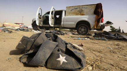 Un v&eacute;hicule appartenant aux forces de s&eacute;curit&eacute; irakiennes est laiss&eacute; &agrave; l'abandon apr&egrave;s l'attaque de rebelles sunnites &agrave; Mossoul (Irak), le 11 juin 2014. (REUTERS       )