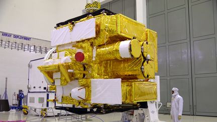 Astrosat, le t&eacute;lescope spatial indien, photographi&eacute; ici&nbsp;dans les locaux de l'Isro, l'organisation de recherche spatiale indienne, avant son lancement r&eacute;ussi le 28 septembre 2015. (ISRO / ISRO)