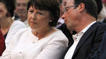 Martine Aubry et François Hollande en août 2011 à La Rochelle (PATRICK KOVARIK / AFP)