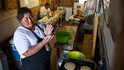 dans le restaurant de fortune d’un camp de travailleurs.
 
Les femmes ne sont pas présentes sur les plateformes. La plupart n’ont d’ailleurs pas suivi leurs compagnons et celles qui l’ont fait, travaillent dans la restauration, le secteur de la santé ou les services.
 
Il ne faut que trois heures pour se faire embaucher quelque part. Autre avantage, les emplois sont bien rémunérés. (Andrew Burton / Getty Images / AFP)