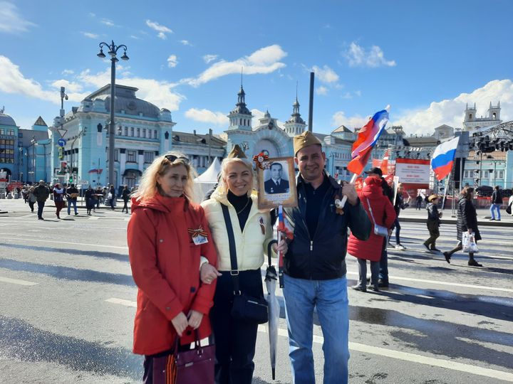 Des moscovites défilent avec la photo de leur ancêtre qui a combattu durant la Seconde Guerre mondiale, le 9 mai 2022. (SYLVAIN TRONCHET / RADIO FRANCE)