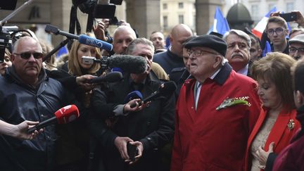 Hommage à Jeanne d'Arc : Jean-Marie Le Pen soutient sa fille, une "fille de France"