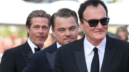 (De gauche à droite) Brad Pitt, Leonardo DiCaprio et Quentin Tarantino, la crème du cinéma américain sur le tapis rouge de&nbsp;"Once Upon a Time... in Hollywood" ce soir. (VALERY HACHE / AFP)