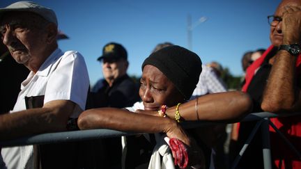 Une femme pleure place de la Révolution à La Havane (Cuba), lundi 28 novembre 2016. (ALEXANDRE MENEGHINI / REUTERS)