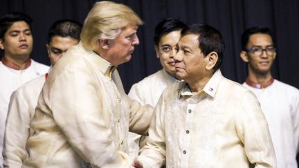 Le président américain Donald Trump et son homologue philippin Rodrigo Duterte, durant le gala du 50ème anniversaire de l'ASEAN, à Manille, aux Philippines, le 12 novembre 2017. (MAXPPP)