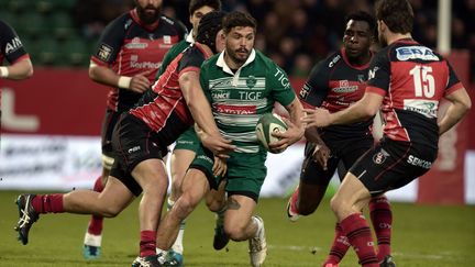 Le centre du club de la Section Paloise, Julien Fumat (au centre), lors de la rencontre Pau-Oyonnax, le 24 mars 2018. (IROZ GAIZKA / AFP)