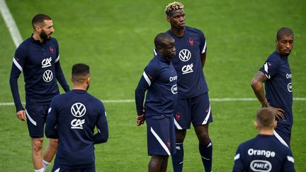 Karim Benzema, N'Golo Kanté, Paul Pogba et Presnel Kimpembe lors d'une session d'entraînement le 5 juin 2021. (FRANCK FIFE / AFP)