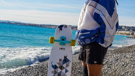 Marina Alyssa Correia sur la Promenade des Anglais à Nice avec sa "longboard".