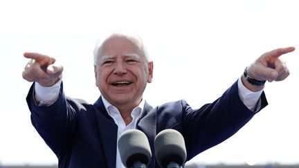 Le gouverneur du Minnesota Tim Walz, colistier de Kamala Harris, la candidate démocrate à la présidentielle des États-Unis 2024, durant un meeting de campagne à Eau Claire (Wisconsin, États-Unis), le 7 août 2024. (KAMIL KRZACZYNSKI / AFP)