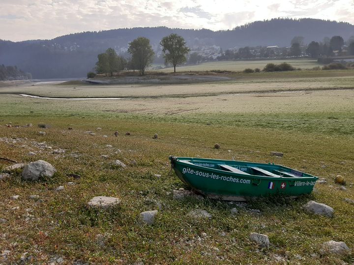 Une étendue d'herbe remplace aujourd'hui la rivière, victime de la sécheresse à&nbsp;Villers-le-Lac (Doubs). (ALAIN GASTAL / RADIO FRANCE)