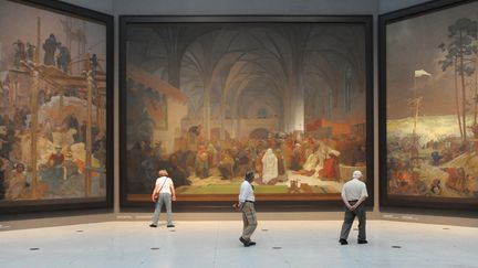 Trois tableaux de l'"Epopée slave" d'Alfons Mucha, à Prague en 2012
 (Michal Cizek / AFP )