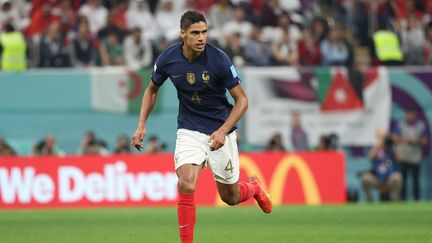 Raphaël Varane lors de la demi-finale de la Coupe du monde remportée par la France contre le Maroc au stade Al-Bayt, le 14 décembre 2022. (JEAN CATUFFE / AFP)