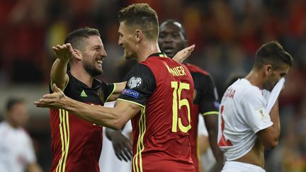 Thomas Meunier (à droite), triple buteur pour la Belgique face à Gibraltar, dans les bras de Dries Mertens.  (JOHN THYS / AFP)