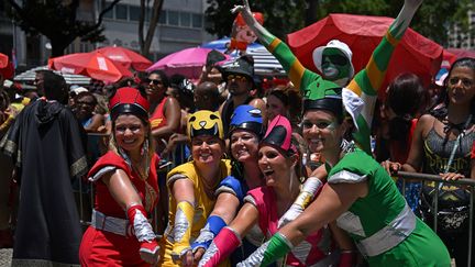 Des centaines de "blocos" traditionnels défileront à l'approche au carnaval annuel de Rio, le 4 février 2023. (CARL DE SOUZA / AFP)