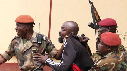 A Bangui, le 29 octobre 2018, Alfred Yekatom est arrêté après avoir tiré en l'air dans l'enceinte du Parlement, menaçant un autre député. (Gael GRILHOT / AFP)