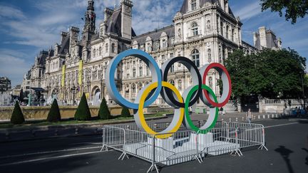 Des anneaux olympiques sont installés devant l'Hôtel de Ville de Paris, le 23 juin 2018. (LUCAS BARIOULET / AFP)