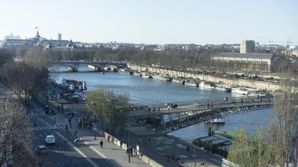 Vue de la Seine depuis le musée d'Orsay, à Paris, le 18 mars 2022. (LAURE BOYER / HANS LUCAS / AFP)