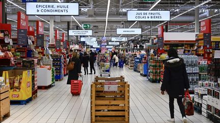 Des clients font leurs courses dans un&nbsp;supermarché à Langueux (Côtes-d'Armor), le 29 janvier 2022. (DAMIEN MEYER / AFP)