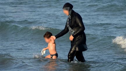 Une femme&nbsp;porte un burkini pr&egrave;s de Bizerte, non loin de Tunis (Tunisie), le 16 ao&ucirc;t 2016. (FETHI BELAID / AFP)