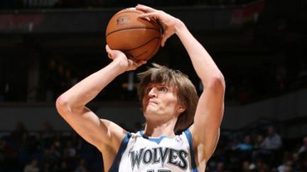 Andrei Kirilenko devance Gasol et Spanoulis (DAVID SHERMAN / NBAE / GETTY IMAGES)