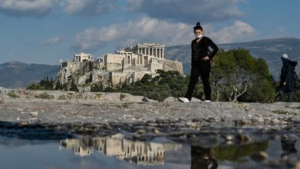 Une personne devant l'Acropolis, à Athènes, en Grèce, le 1er avril 2021. (LOUISA GOULIAMAKI / AFP)