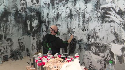 Guy Denning en plein "work-in-progress" au MAUSA Vauban. (France 3 Alsace / N. Meyer)