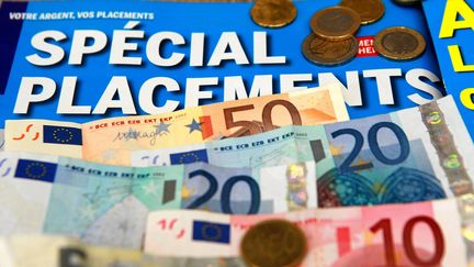 Revue sur les différents placements, billets et pièces de monnaie. (MAXPPP)