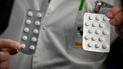 Un soignant montre une tablette de Plaqueril, médicament contenant de la chloroquine, à Marseille, le 26 février 2020. (GERARD JULIEN / AFP)