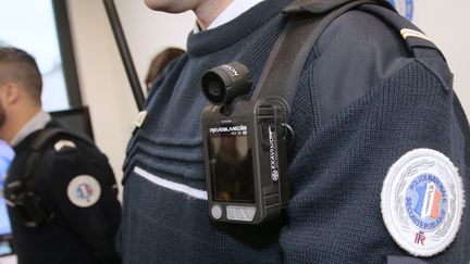 Un policier équipé d'une caméra-piéton lors de l'inauguration du nouveau commissariat des Mureaux, dans les Yvelines, le 8 avril 2016. (JACQUES DEMARTHON / AFP)