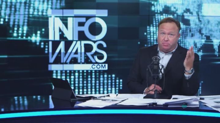 Alex Jones présente son émission sur le site InfoWars, le 6 octobre 2016. (INFOWARS)