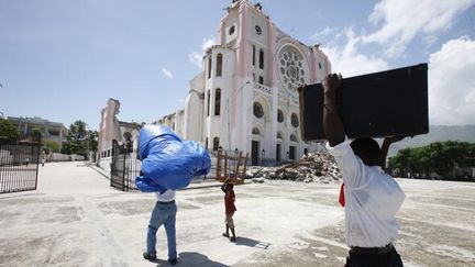  (La cathédrale de Port au Prince endommagée en 2010, ici en novembre 2014 © Maxppp)