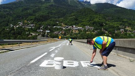 Pierre recouvre un message politique, jeudi 19 juillet,&nbsp;sur le barrage du Verney (Isère). (FRANCEINFO)