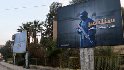 &nbsp; (Affiches de propagande de Daech à Raqqa dans le nord de la Syrie © REUTERS | Nour Fourat)