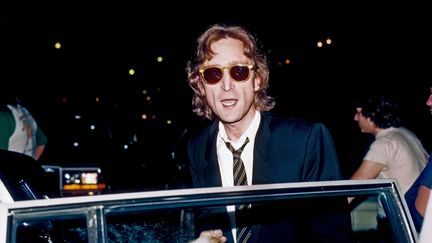 John Lennon à Times Square à New York (Etats-Unis) en août 1980. (MICHAEL OCHS ARCHIVES / MICHAEL OCHS ARCHIVES / GETTY)