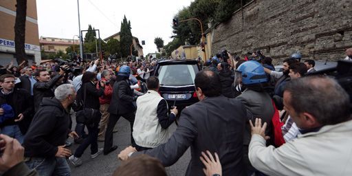 Des manifestants anti-fascistes crient des slogans au passage du corbillard transportant le cercueil du criminel de guerre nazi Erich Priebke à Albano Laziale, près de Rome, le 15 octobre. (Reuters - Yara Nardi)