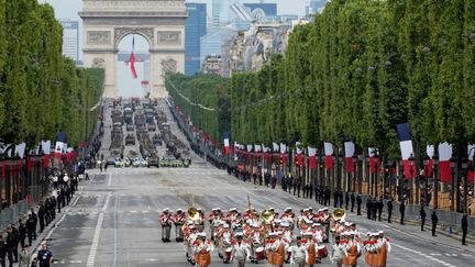 Un régiment de la Légion étrangère descend les Champs-Elysées, le 14 juillet 2021 lors du traditionnel défilé militaire. (MICHEL EULER / AFP)