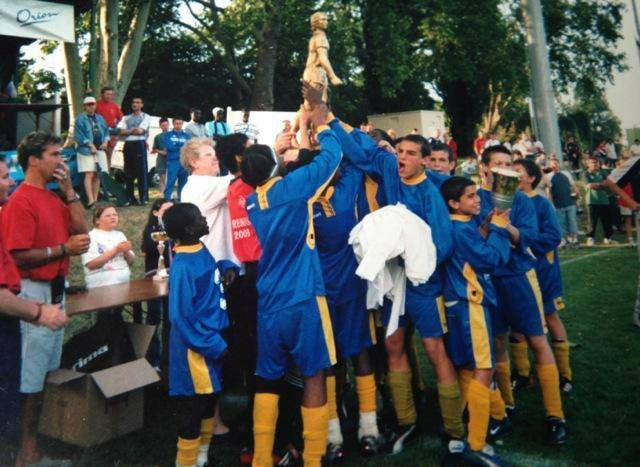 Son équipe vient de gagner le tournoi de Mantes en 2003, mais N'Golo Kanté (en bas à gauche) reste déjà plus discret que les autres. (JS Suresnes)