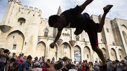 Spectacle de Hip Hop devant les palais des papes (CECILE MELLA)