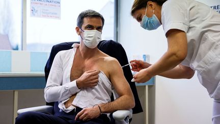 Olivier Véran, le ministre de la Santé, reçoit une première injection de vaccin contre le Covid-19 à Melun, le lundi 8 février 2021. (THOMAS SAMSON / POOL / AFP)