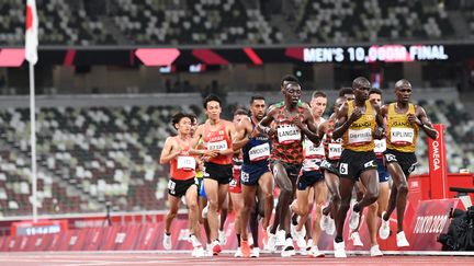 Les coureurs du 10 000 m lancent les finales d'athlétisme à Tokyo, le 30 juillet 2021. (JEWEL SAMAD / AFP)