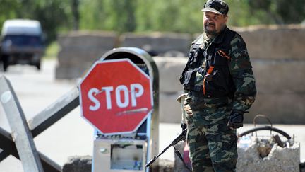 Un s&eacute;paratiste monte la garde &agrave; un point de contr&ocirc;le &agrave; Sloviansk (Ukraine), le 19 juin 2014. (ALI ATMACA / ANADOLU AGENCY / AFP)