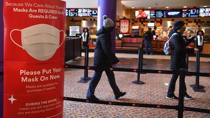 Premiers spectateurs lors de la réouverture des cinémas à New York, après un an de fermeture pour cause de crise sanitaire, Cinéma AMC, Times Square, 5 mars 2021 (ANGELA WEISS / AFP)