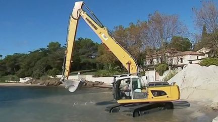 Var : Grimaud tente de sauver sa plage avec une digue sous-marine