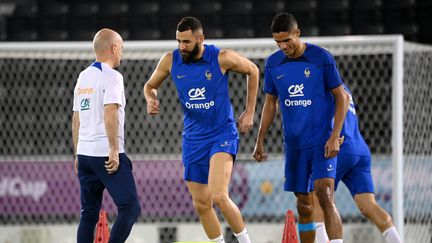 Karim Benzema et Raphaël Varane lors de l'entraînement de l'équipe de France au stade Jassim ben Hamad de Doha, le 19 novembre 2022. (FRANCK FIFE / AFP)