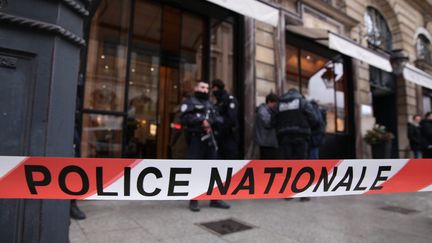 Un bandeau de la police nationale après un braquage, en mars 2016, à Paris. (OLIVIER BOITET / MAXPPP)