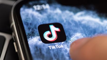 TikTok, application indispensable désormais pour booster sa "popularité". (HAYOUNG JEON / EPA)