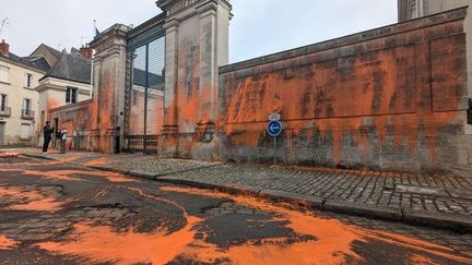 Des militants écologistes du collectif Dernière Rénovation ont aspergé la préfecture d'Indre-et-Loire avec de la peinture orange le 22 mars 2023. (ROMAIN DEZEQUE / RADIOFRANCE)