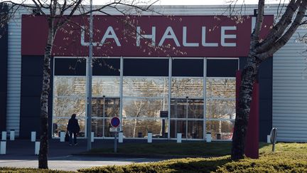 Un magasin La Halle, du groupe Vivarte, dans la banlieue de Rennes, photographié en avril 2015. (DAMIEN MEYER / AFP)