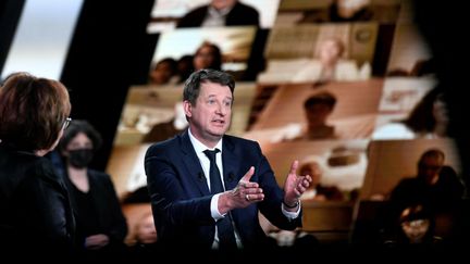 Le candidat écologiste à la présidentielle Yannick Jadot, le 17 février 2022, sur le plateau de l'émission de France 2 "Elysée 2022".&nbsp; (STEPHANE DE SAKUTIN / AFP)