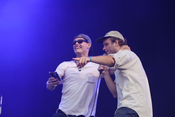 Mac Demarco sur scène avec un fan, dimanche à Rock en Seine 2017.
 (Gilles Scarella / Studio France Télévisions)